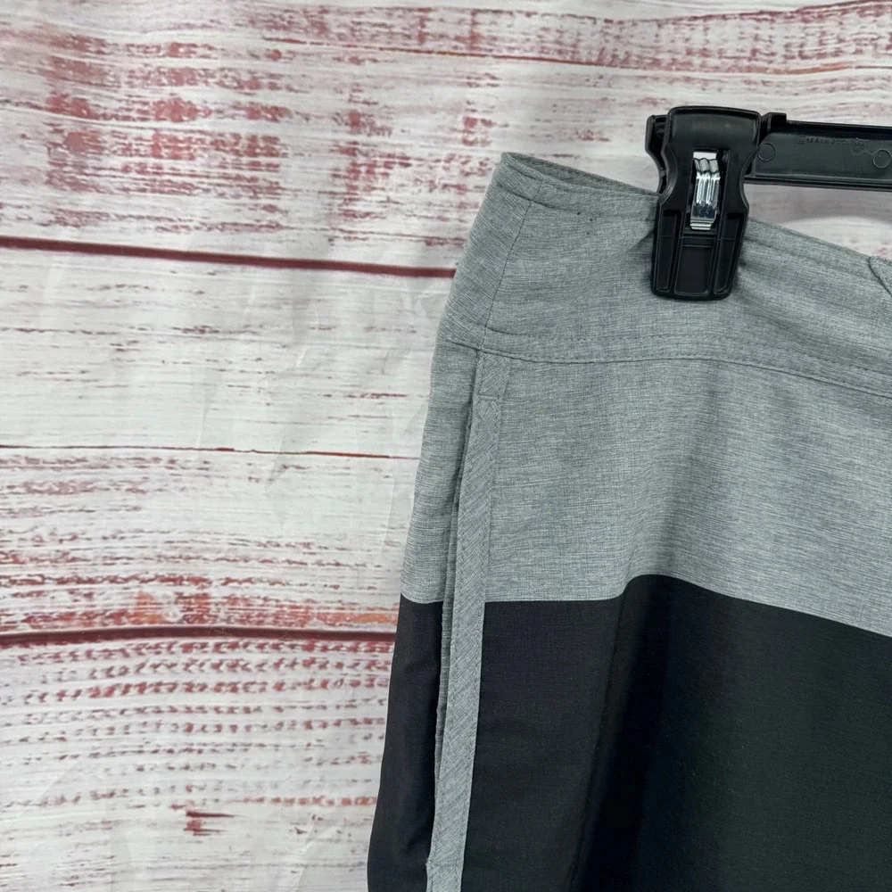Travis Mathew Board Shorts Mens Size 32  Colorblock Striped Swim Trunks